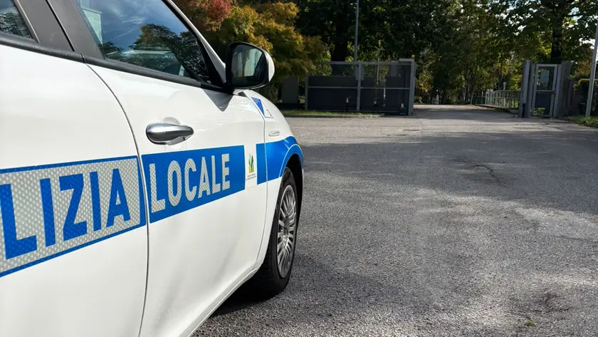 Una pattuglia della polizia locale in via Rizzo a Travesio