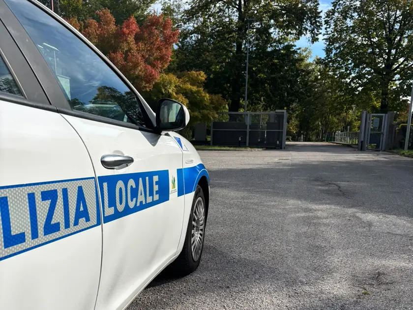 Una pattuglia della polizia locale in via Rizzo a Travesio