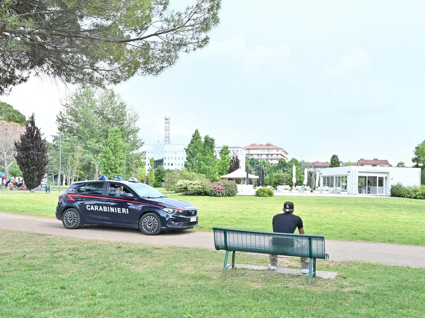 Pattuglia dei carabinieri al parco Moretti di Udine