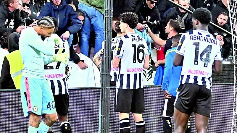 Okoye, Palma e Abankwah (da sinistra a destra) sotto la Curva Nord senza parole dopo l’ultimo ko