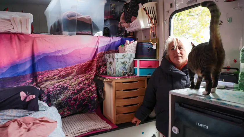 Claudia Blasig nel camper con uno dei suoi gatti Foto Daniele Tibaldi