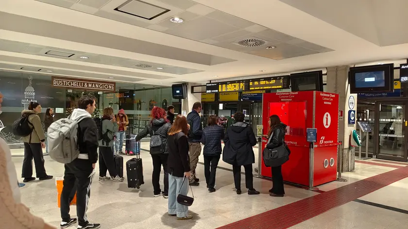 Viaggiatori in attesa alla Stazione centrale di Trieste. Foto Bruni