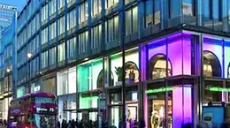 La vetrina di Benetton a Oxford street a Londra
