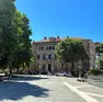 Piazza Biagio Marin e, sullo sfondo, il palazzo municipale di Grado
