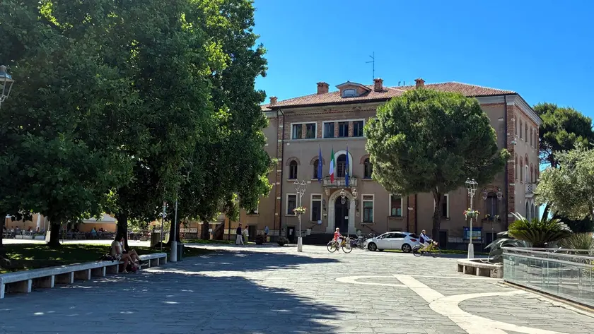 Piazza Biagio Marin e, sullo sfondo, il palazzo municipale di Grado