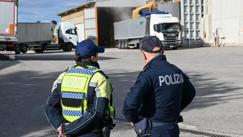 Le operazioni di sgombero. Foto di Marco Brisotto