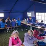 Una lezione degli alunni di Fanna sotto il tendone allestito nel giardino dell’istituto