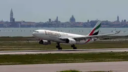 Un areo della Emirates decolla dall'aeroporto "Marco Polo" di Venezia in un'immagine d'archivio.