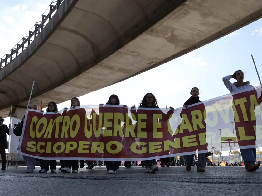 Circa duemila manifestanti in corteo a Trieste per lo sciopero generale, l'unica mobilitazione organizzata in Friuli Venezia Giulia nell'ambito della protesta nazionale contro il carovita e il riarmo. Tanti i giovani presenti, insieme a studenti universitari e rappresentanti sindacali, tra striscioni, cartelli e slogan. Il corteo si è messo in movimento verso viale Campi Elisi sulle note de L'avvelenata di Francesco Guccini, attraversando le strade cittadine. Alta l'attenzione delle forze dell'ordine. Le immagini della manifestazione mostrano una partecipazione numerosa, con una forte presenza giovanile e una lunga sequenza di striscioni e cartelli che accompagnano il passaggio dei manifestanti (Foto Lasorte)