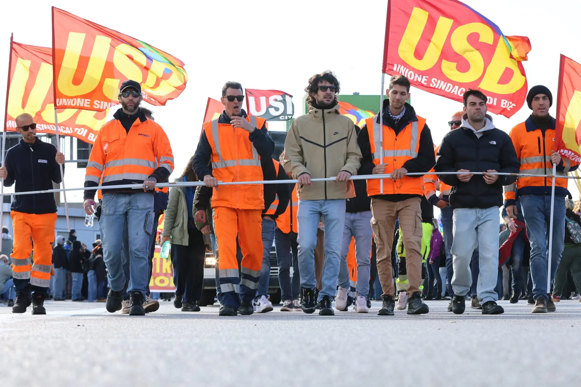 Circa duemila manifestanti in corteo a Trieste per lo sciopero generale, l'unica mobilitazione organizzata in Friuli Venezia Giulia nell'ambito della protesta nazionale contro il carovita e il riarmo. Tanti i giovani presenti, insieme a studenti universitari e rappresentanti sindacali, tra striscioni, cartelli e slogan. Il corteo si è messo in movimento verso viale Campi Elisi sulle note de L'avvelenata di Francesco Guccini, attraversando le strade cittadine. Alta l'attenzione delle forze dell'ordine. Le immagini della manifestazione mostrano una partecipazione numerosa, con una forte presenza giovanile e una lunga sequenza di striscioni e cartelli che accompagnano il passaggio dei manifestanti (Foto Lasorte)