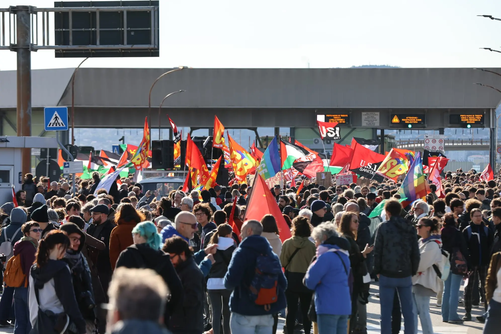 Circa duemila manifestanti in corteo a Trieste per lo sciopero generale, l'unica mobilitazione organizzata in Friuli Venezia Giulia nell'ambito della protesta nazionale contro il carovita e il riarmo. Tanti i giovani presenti, insieme a studenti universitari e rappresentanti sindacali, tra striscioni, cartelli e slogan. Il corteo si è messo in movimento verso viale Campi Elisi sulle note de L'avvelenata di Francesco Guccini, attraversando le strade cittadine. Alta l'attenzione delle forze dell'ordine. Le immagini della manifestazione mostrano una partecipazione numerosa, con una forte presenza giovanile e una lunga sequenza di striscioni e cartelli che accompagnano il passaggio dei manifestanti (Foto Lasorte)