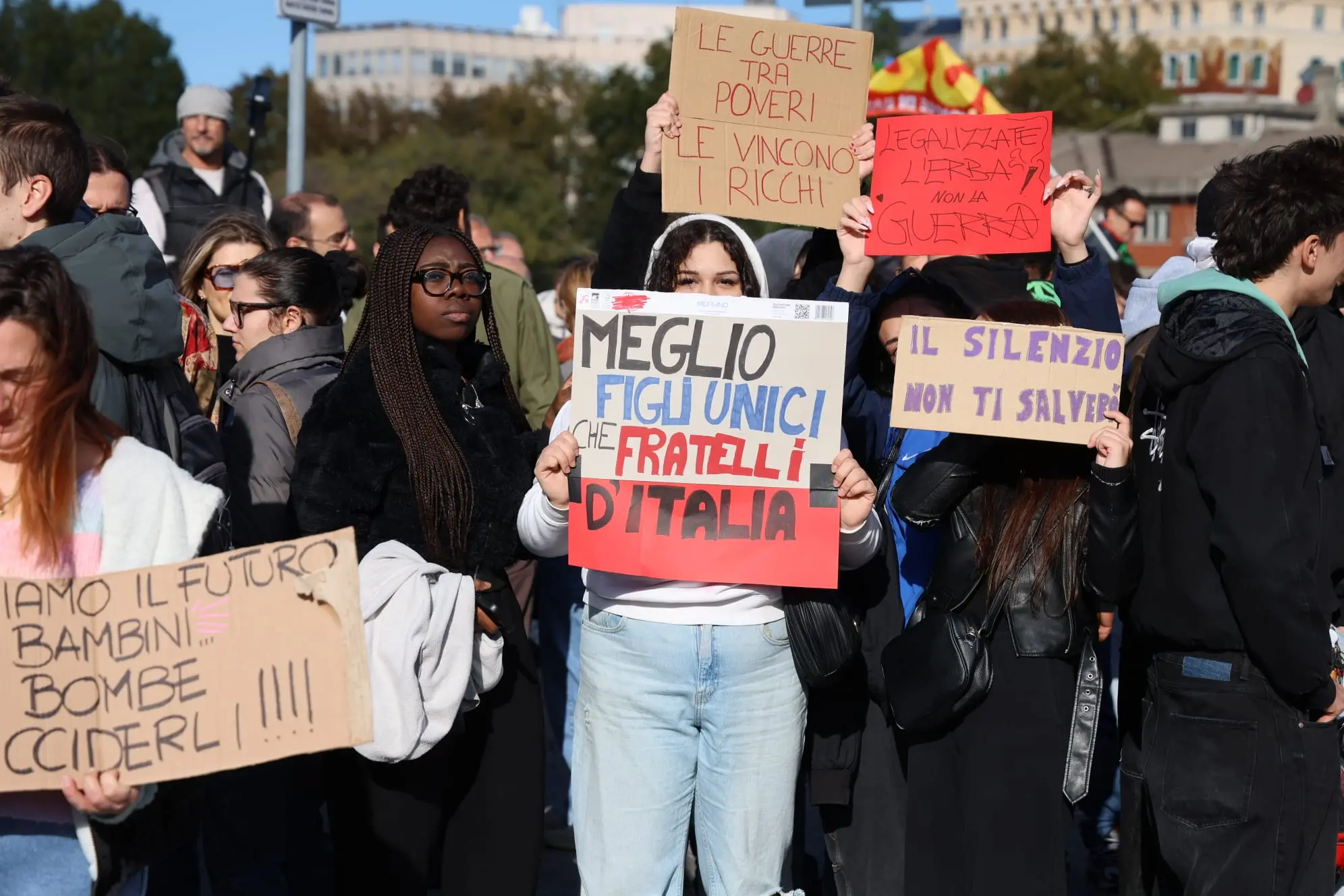 Circa duemila manifestanti in corteo a Trieste per lo sciopero generale, l'unica mobilitazione organizzata in Friuli Venezia Giulia nell'ambito della protesta nazionale contro il carovita e il riarmo. Tanti i giovani presenti, insieme a studenti universitari e rappresentanti sindacali, tra striscioni, cartelli e slogan. Il corteo si è messo in movimento verso viale Campi Elisi sulle note de L'avvelenata di Francesco Guccini, attraversando le strade cittadine. Alta l'attenzione delle forze dell'ordine. Le immagini della manifestazione mostrano una partecipazione numerosa, con una forte presenza giovanile e una lunga sequenza di striscioni e cartelli che accompagnano il passaggio dei manifestanti (Foto Lasorte)