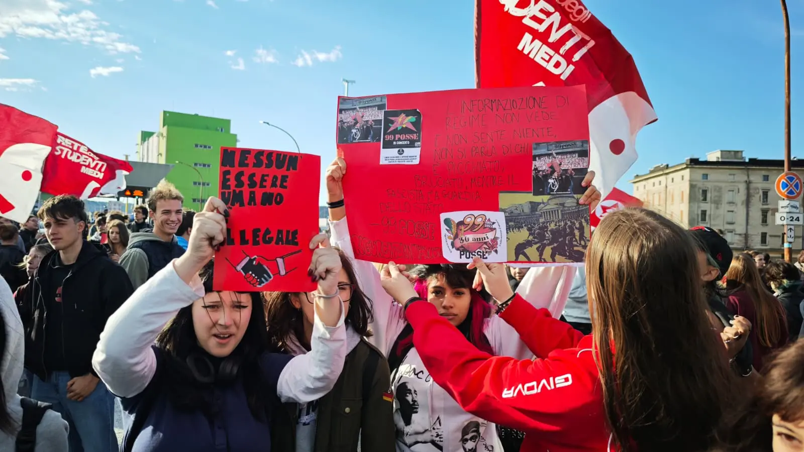 Circa duemila manifestanti in corteo a Trieste per lo sciopero generale, l'unica mobilitazione organizzata in Friuli Venezia Giulia nell'ambito della protesta nazionale contro il carovita e il riarmo. Tanti i giovani presenti, insieme a studenti universitari e rappresentanti sindacali, tra striscioni, cartelli e slogan. Il corteo si è messo in movimento verso viale Campi Elisi sulle note de L'avvelenata di Francesco Guccini, attraversando le strade cittadine. Alta l'attenzione delle forze dell'ordine. Le immagini della manifestazione mostrano una partecipazione numerosa, con una forte presenza giovanile e una lunga sequenza di striscioni e cartelli che accompagnano il passaggio dei manifestanti (Foto Lasorte)