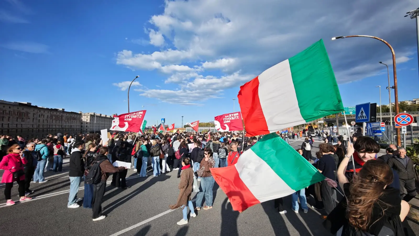 Circa duemila manifestanti in corteo a Trieste per lo sciopero generale, l'unica mobilitazione organizzata in Friuli Venezia Giulia nell'ambito della protesta nazionale contro il carovita e il riarmo. Tanti i giovani presenti, insieme a studenti universitari e rappresentanti sindacali, tra striscioni, cartelli e slogan. Il corteo si è messo in movimento verso viale Campi Elisi sulle note de L'avvelenata di Francesco Guccini, attraversando le strade cittadine. Alta l'attenzione delle forze dell'ordine. Le immagini della manifestazione mostrano una partecipazione numerosa, con una forte presenza giovanile e una lunga sequenza di striscioni e cartelli che accompagnano il passaggio dei manifestanti (Foto Lasorte)