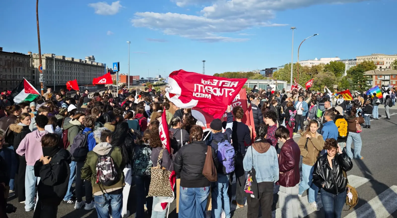Circa duemila manifestanti in corteo a Trieste per lo sciopero generale, l'unica mobilitazione organizzata in Friuli Venezia Giulia nell'ambito della protesta nazionale contro il carovita e il riarmo. Tanti i giovani presenti, insieme a studenti universitari e rappresentanti sindacali, tra striscioni, cartelli e slogan. Il corteo si è messo in movimento verso viale Campi Elisi sulle note de L'avvelenata di Francesco Guccini, attraversando le strade cittadine. Alta l'attenzione delle forze dell'ordine. Le immagini della manifestazione mostrano una partecipazione numerosa, con una forte presenza giovanile e una lunga sequenza di striscioni e cartelli che accompagnano il passaggio dei manifestanti (Foto Lasorte)