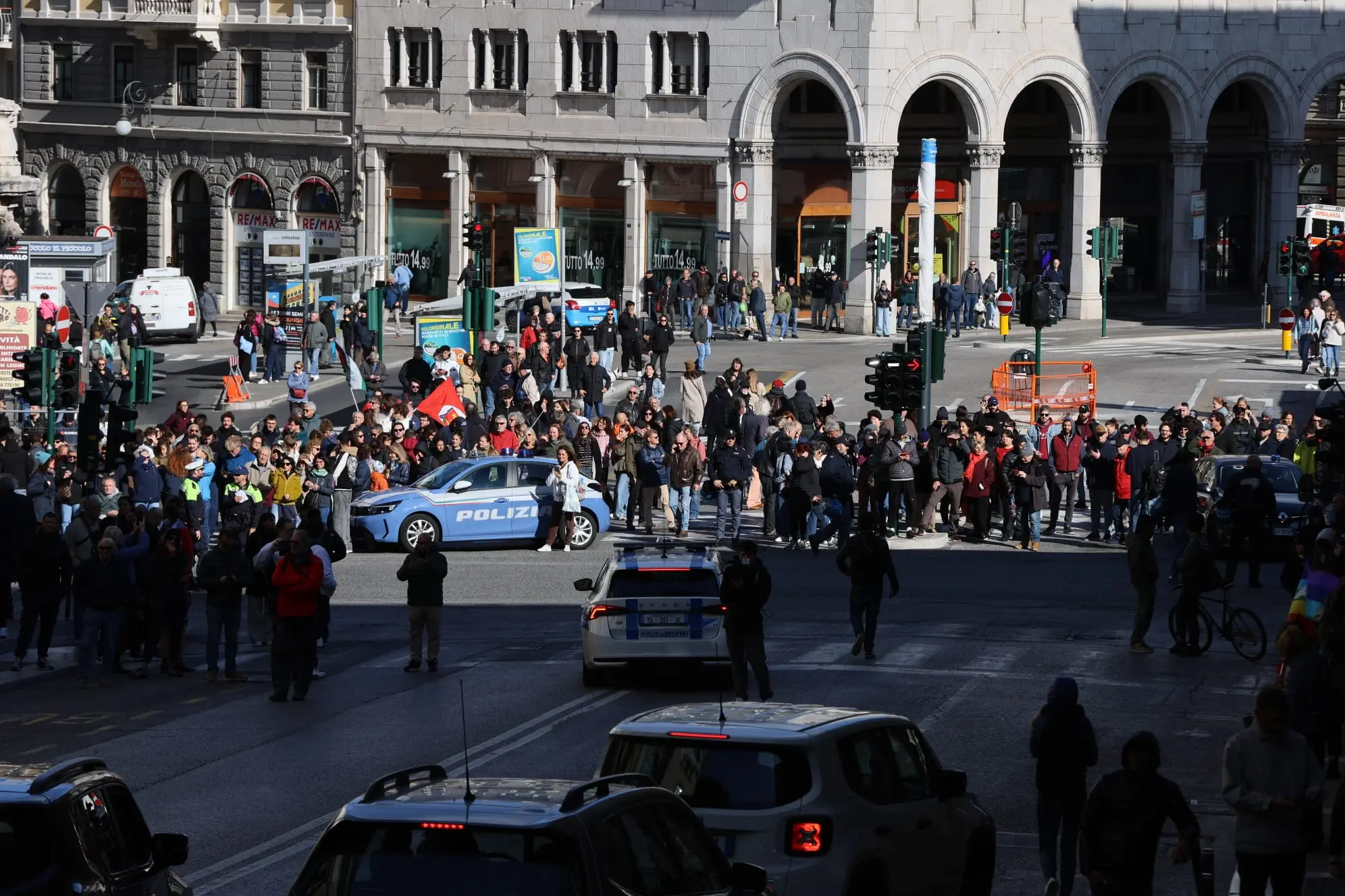 Circa 3.500 manifestanti in corteo a Trieste per lo sciopero generale, l'unica mobilitazione organizzata in Friuli Venezia Giulia nell'ambito della protesta nazionale contro il carovita e il riarmo. Tanti i giovani presenti, insieme a studenti universitari e rappresentanti sindacali, tra striscioni, cartelli e slogan. Alta l'attenzione delle forze dell'ordine. Le immagini della manifestazione mostrano una partecipazione numerosa, con una forte presenza giovanile e una lunga sequenza di striscioni e cartelli che accompagnano il passaggio dei manifestanti (Foto Lasorte)