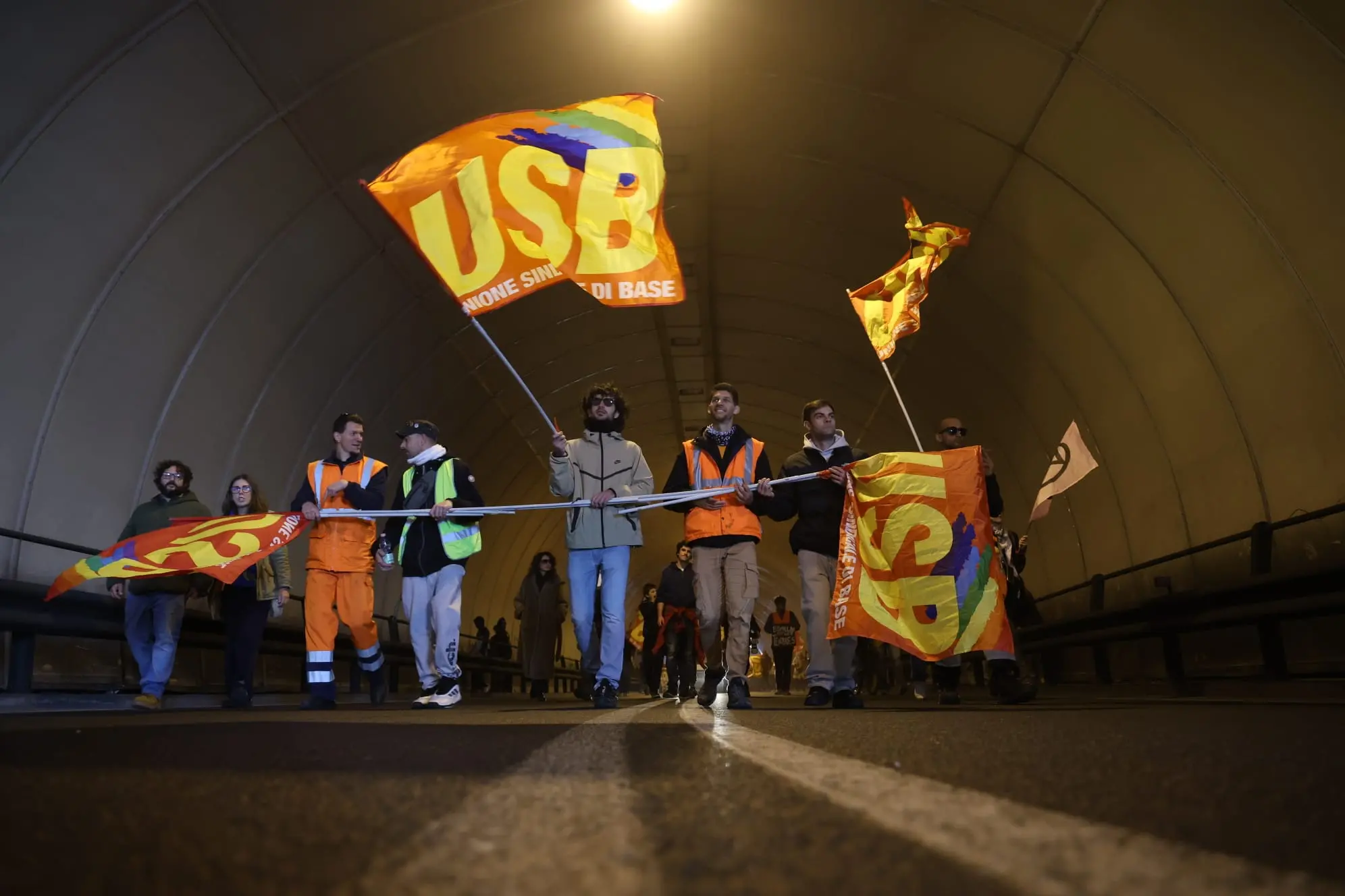 Circa 3.500 manifestanti in corteo a Trieste per lo sciopero generale, l'unica mobilitazione organizzata in Friuli Venezia Giulia nell'ambito della protesta nazionale contro il carovita e il riarmo. Tanti i giovani presenti, insieme a studenti universitari e rappresentanti sindacali, tra striscioni, cartelli e slogan. Alta l'attenzione delle forze dell'ordine. Le immagini della manifestazione mostrano una partecipazione numerosa, con una forte presenza giovanile e una lunga sequenza di striscioni e cartelli che accompagnano il passaggio dei manifestanti (Foto Lasorte)