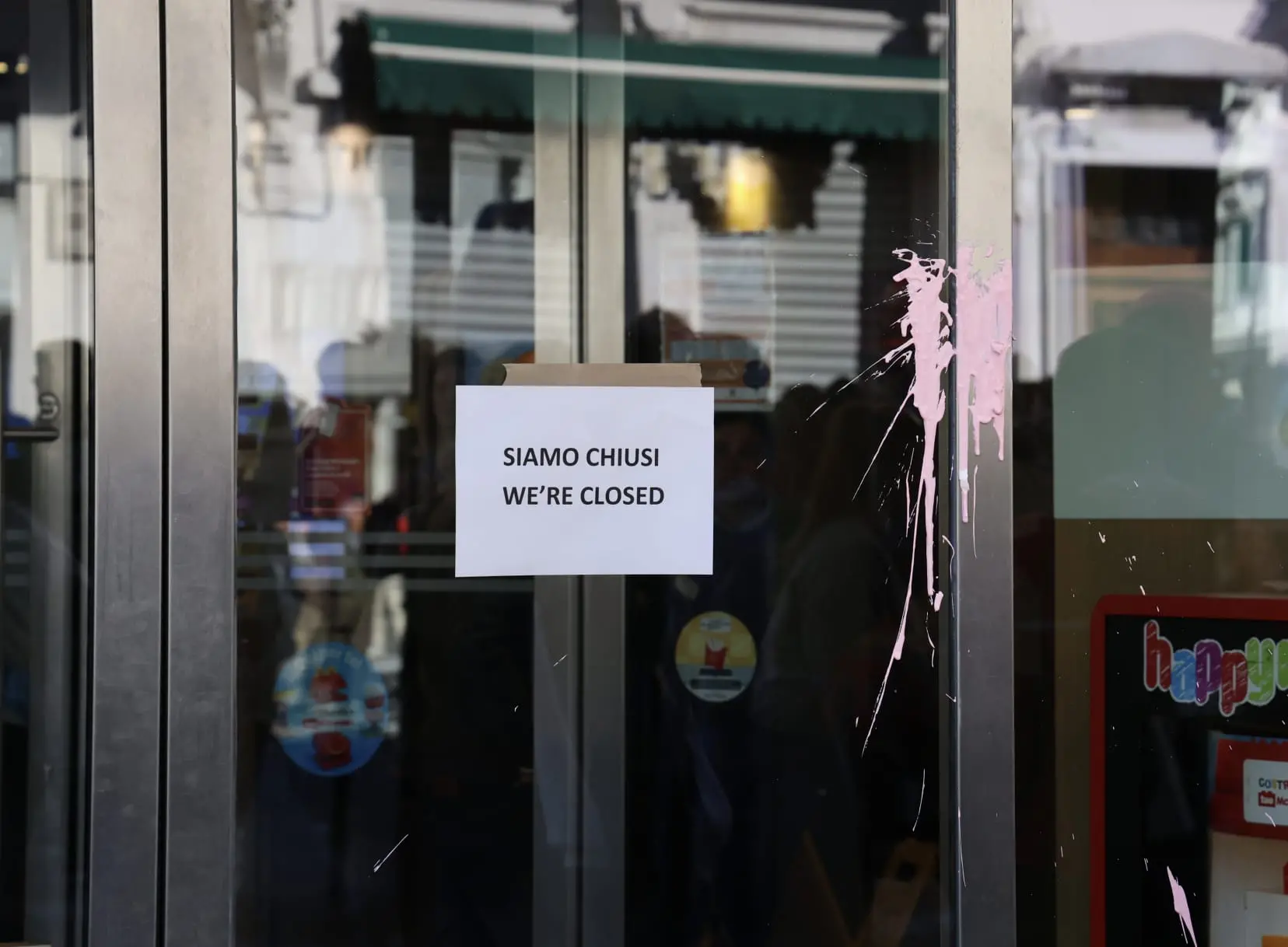 Negozi protetti con pannelli di legno e vetrine messe in sicurezza nel centro di Trieste, dove cresce la preoccupazione dei commercianti per il corteo contro il carovita e il riarmo. Il timore è che alcune frange violente possano infiltrarsi nella manifestazione, provocando danneggiamenti, irruzioni o saccheggi, come già accaduto durante proteste in altre grandi città. Per questo diversi esercenti hanno deciso di adottare misure preventive in vista della mobilitazione di questa mattina. La profumeria Sephora di via Imbriani aveva già installato protezioni nei giorni scorsi, mentre altri commercianti hanno seguito l'esempio in via San Nicolò, viale XX Settembre e corso Italia. Un clima di apprensione che accompagna il passaggio del corteo nel cuore cittadino. Le precauzioni riflettono la paura di possibili disordini, senza che questo significhi che siano previsti episodi di violenza: la manifestazione nasce infatti come protesta contro l'aumento del costo della vita e le politiche di riarmo.