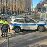Un’auto della polizia locale durante controlli in via Martignacco