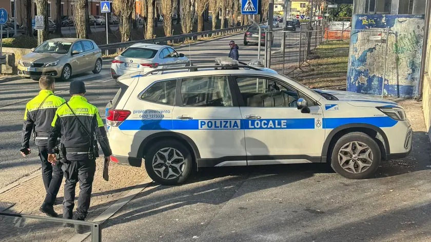 Un’auto della polizia locale durante controlli in via Martignacco