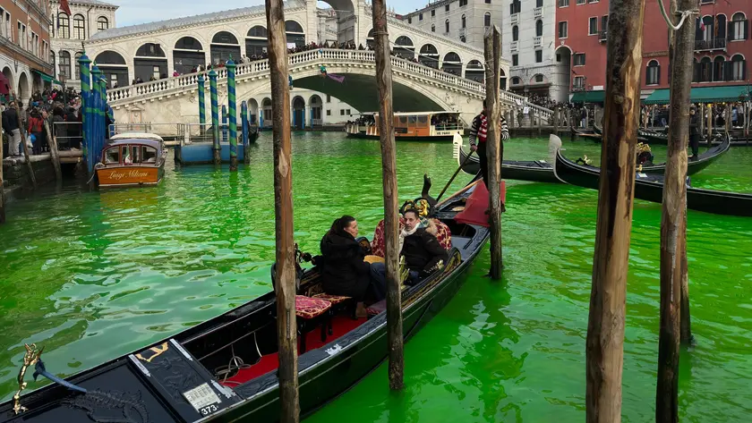Il Canal Grande colorato di verde