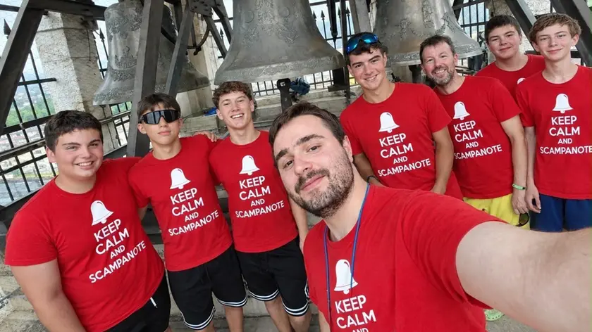Il gruppo di otto amici in cima a un campanile in occasione di un’esibizione