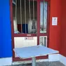 La porta distrutta dai vandali