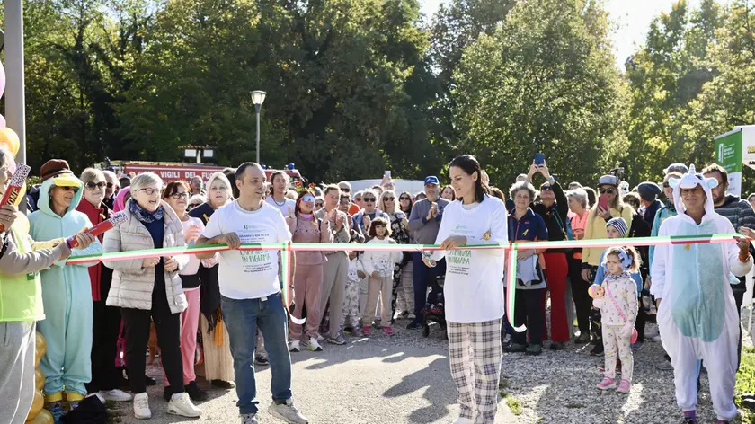 Taglio del nastro per la maratona in pigiama a Udine