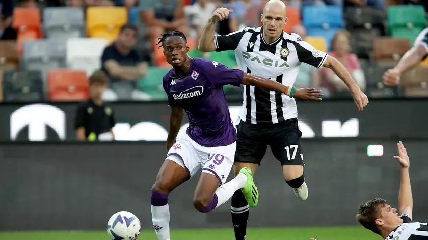 Udinese's Bram Nuytinck (R) and Fiorentina's Christian Kouamè in action during the Italian Serie A soccer match Udinese Calcio vs ACF Fiorentina at the Friuli - Dacia Arena stadium in Udine, Italy, 31 August 2022. ANSA / GABRIELE MENIS
