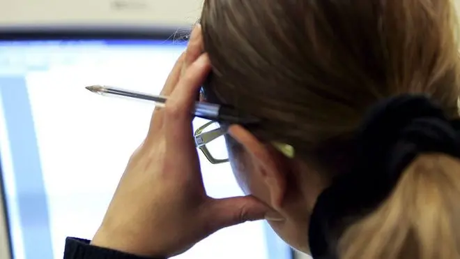 20070324 - LADRO RUBA COMPUTER A LAUREANDA, SI PENTE E RESTITUISCE TESI - Una ragazza consulta il video di un computer , in una immagine d'archivio . FILIPPO MONTEFORTE /ARCHIVIO - ANSA /ji