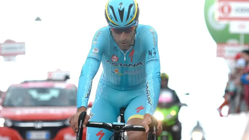 Italian rider Vincenzo Nibali of Astan team after the finish line of fifteenth stage of the Giro d'Italia 2016, long individual time trial from Castelrotto to Alpe di Susi 10,8 km, Italy, 22 May 2016 ANSA/LUCA ZENNARO
