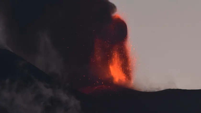 L’intensa attività stromboliana dal cratere Voragine del vulcano dell’Etna della notte scorsa tra il 4 e il 5 luglio 2024, con fontana di lava e emissione di alte colonne di cenere che si è riversata sui diversi centri dell'area sud orientale etnea. ANSA/Orietta Scardino - - - The Etna volcano spews lava during an eruption in Sicily island, Italy, 04 July 2024. A thin plume of lava ash from the eruption covered the streets, sidewalks, cars, balconies, and all outdoor spaces, leading to airspace closure at the Catania airport. ANSA/ORIETTA SCARDINO