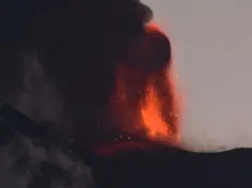 L’intensa attività stromboliana dal cratere Voragine del vulcano dell’Etna della notte scorsa tra il 4 e il 5 luglio 2024, con fontana di lava e emissione di alte colonne di cenere che si è riversata sui diversi centri dell'area sud orientale etnea. ANSA/Orietta Scardino - - - The Etna volcano spews lava during an eruption in Sicily island, Italy, 04 July 2024. A thin plume of lava ash from the eruption covered the streets, sidewalks, cars, balconies, and all outdoor spaces, leading to airspace closure at the Catania airport. ANSA/ORIETTA SCARDINO