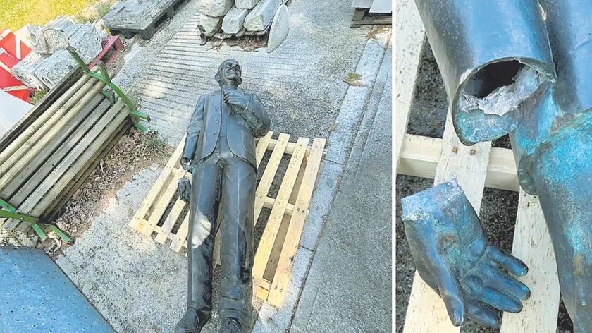 La statua in bronzo dello scrittore friulano Carlo Sgorlon dopo essere stata abbattuta da un camion è conservata nel deposito del magazzino strade di via Joppi. Qui sopra la mano che si è spezzata