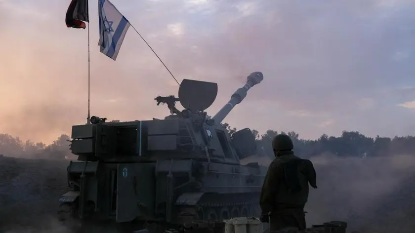 Immagine diffusa da Israel Defense Forces il 2 novembre 2023. L'esercito israeliano sta continuando "a colpire terroristi e distruggere infrastrutture del terrore" nella Striscia. Lo ha fatto sapere il portavoce militare secondo cui nella notte "i soldati si sono scontrati con numerose cellule terroristiche nel nord della Striscia di Gaza uccidendo decine di terroristi". ANSA/ ISRAEL DEFENSE FORCES +++ ANSA PROVIDES ACCESS TO THIS HANDOUT PHOTO TO BE USED SOLELY TO ILLUSTRATE NEWS REPORTING OR COMMENTARY ON THE FACTS OR EVENTS DEPICTED IN THIS IMAGE; NO ARCHIVING; NO LICENSING +++ NPK +++