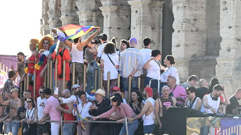 epa11413148 People attend the Roma Pride 2024 in Rome, Italy, 15 June 2024. Rome celebrates LGBTQ+ rights on 15 June marking 30 years of Pride march since 1994. EPA/CLAUDIO PERI