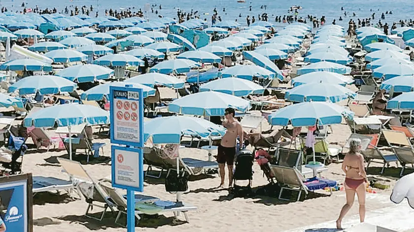 La spiaggia di Lignano Sabbiadoro affollata: con la proroga delle concessioni demaniali gli operatori possono cominciare a progettare la nuova stagione turistica © Foto Petrussi