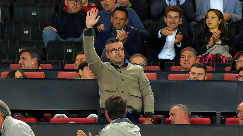 Totò Di Natale sugli spalti dello stadio Friuli ricambia l'ovazione dei tifosi bianconeri © Foto Petrussi