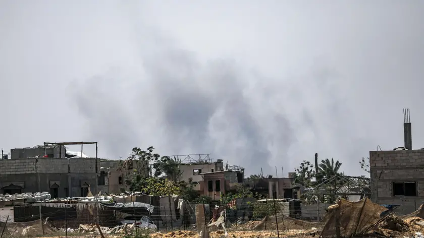 epa11614184 Smoke raises following an Israeli air strike in Khan Yunis, southern Gaza Strip, 19 September 2024. More than 41,000 Palestinians and over 1,400 Israelis have been killed, according to the Palestinian Health Ministry and the Israel Defense Forces (IDF), since Hamas militants launched an attack against Israel from the Gaza Strip on 07 October 2023, and the Israeli operations in Gaza and the West Bank which followed it. EPA/MOHAMMED SABER