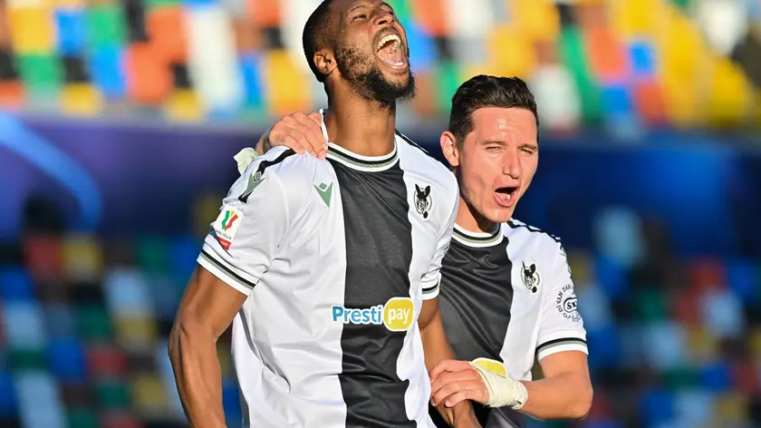 Beto esulta dopo il gol del provvisorio 2-1: al suo fianco il francese Thauvin, anche lui a segno contro il Catanzaro
