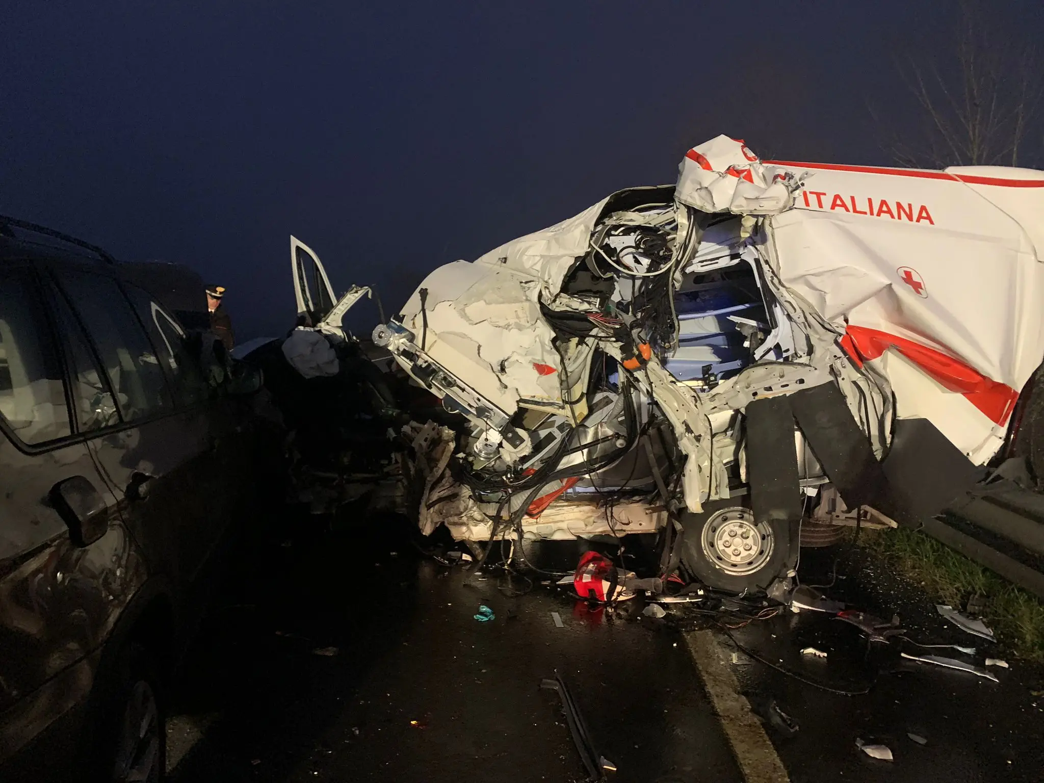 Un terribile incidente è costato la vita a tre persone oggi, martedì 2 gennaio, lungo la Cimpello-Sequals, all’altezza di Zoppola. A scontrarsi sono stati un’ambulanza della croce rossa, un Suv Bmw X5 e un camion. Il bilancio è tragico: cinque persone coinvolte, tre vittime e due feriti ricoverati in ospedale. Tra le ipotesi al vaglio un’invasione di corsia in un tratto di carreggiata contrassegnato dalla linea continua la causa dell'incidente. Ancora al lavoro le forze dell'ordine nonostante l'arrivo del buio: le immagini dal luogo dell'incidente © Foto Brisotto/Petrussi