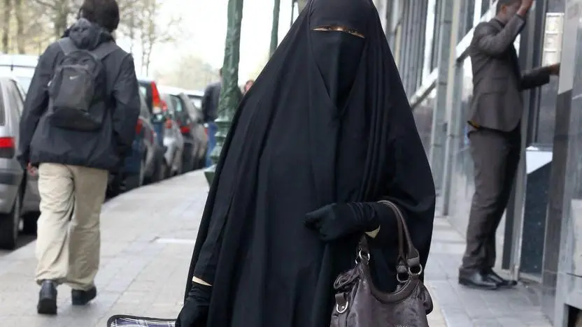A file photograph showing a muslim woman wearing a burka walking through the streets of Brussels, Belgium, 27 April 2010.ANSA/JULIEN WARNAND BELGIUM OUT