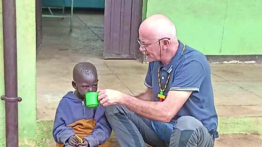 Natalino con uno dei bambini coinvolti nel progetto