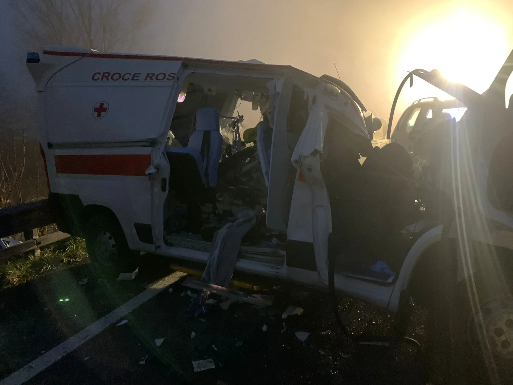 Un terribile incidente è costato la vita a tre persone oggi, martedì 2 gennaio, lungo la Cimpello-Sequals, all’altezza di Zoppola. A scontrarsi sono stati un’ambulanza della croce rossa, un Suv Bmw X5 e un camion. Il bilancio è tragico: cinque persone coinvolte, tre vittime e due feriti ricoverati in ospedale. Tra le ipotesi al vaglio un’invasione di corsia in un tratto di carreggiata contrassegnato dalla linea continua la causa dell'incidente. Ancora al lavoro le forze dell'ordine nonostante l'arrivo del buio: le immagini dal luogo dell'incidente © Foto Brisotto/Petrussi
