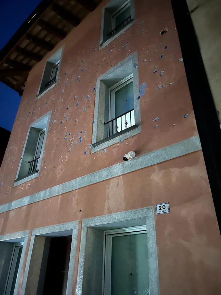 Mortegliano è uno dei comuni più colpiti dalla violenta grandinata che ha interessato tutto il Friuli nella notte tra lunedì 24 e martedì 25 luglio. Le immagini parlano da sole: il ghiaccio, grosso come palline da tennis, ha colpito e distrutto molte delle finestre delle abitazioni. I bozzi si vedono anche sui muri e le strade sono ricoperte da chicchi di ghiaccio. Leggi anche l'intervista al sindaco "Sembrava un bombardamento"