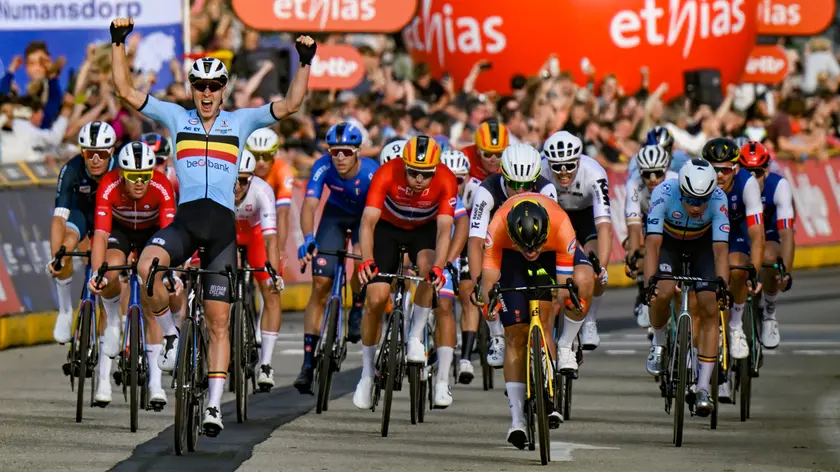 La volata vinta dal belga Tim Merlier: dietro di lui, in maglia azzurra il friulano Milan