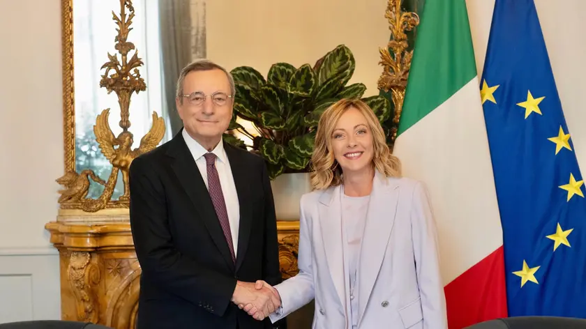 L'incontro tra la presidente del Consiglio Giorgia Meloni e l'ex premier Mario Draghi a Palazzo Chigi, Roma, 18 settembre 2024. ANSA/ UFFICIO STAMPA PALAZZO CHIGI/ FILIPPO ATTILI +++ ANSA PROVIDES ACCESS TO THIS HANDOUT PHOTO TO BE USED SOLELY TO ILLUSTRATE NEWS REPORTING OR COMMENTARY ON THE FACTS OR EVENTS DEPICTED IN THIS IMAGE; NO ARCHIVING; NO LICENSING +++ NPK +++