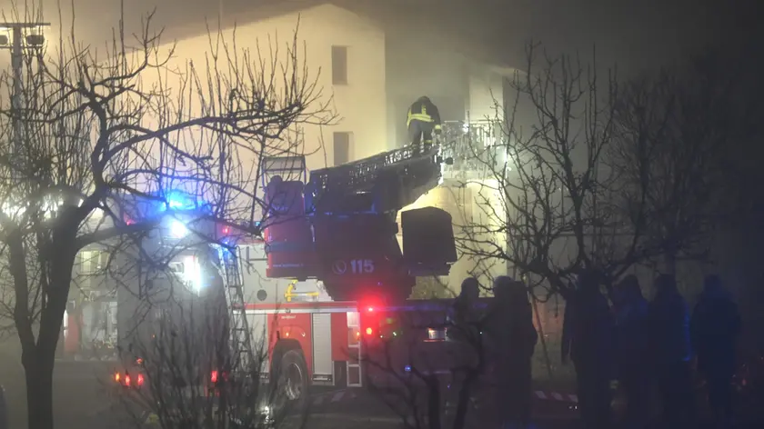 L’intervento dei vigili del fuoco in via Crozzoli ad Azzano Decimo (foto Brisotto / Petrussi)