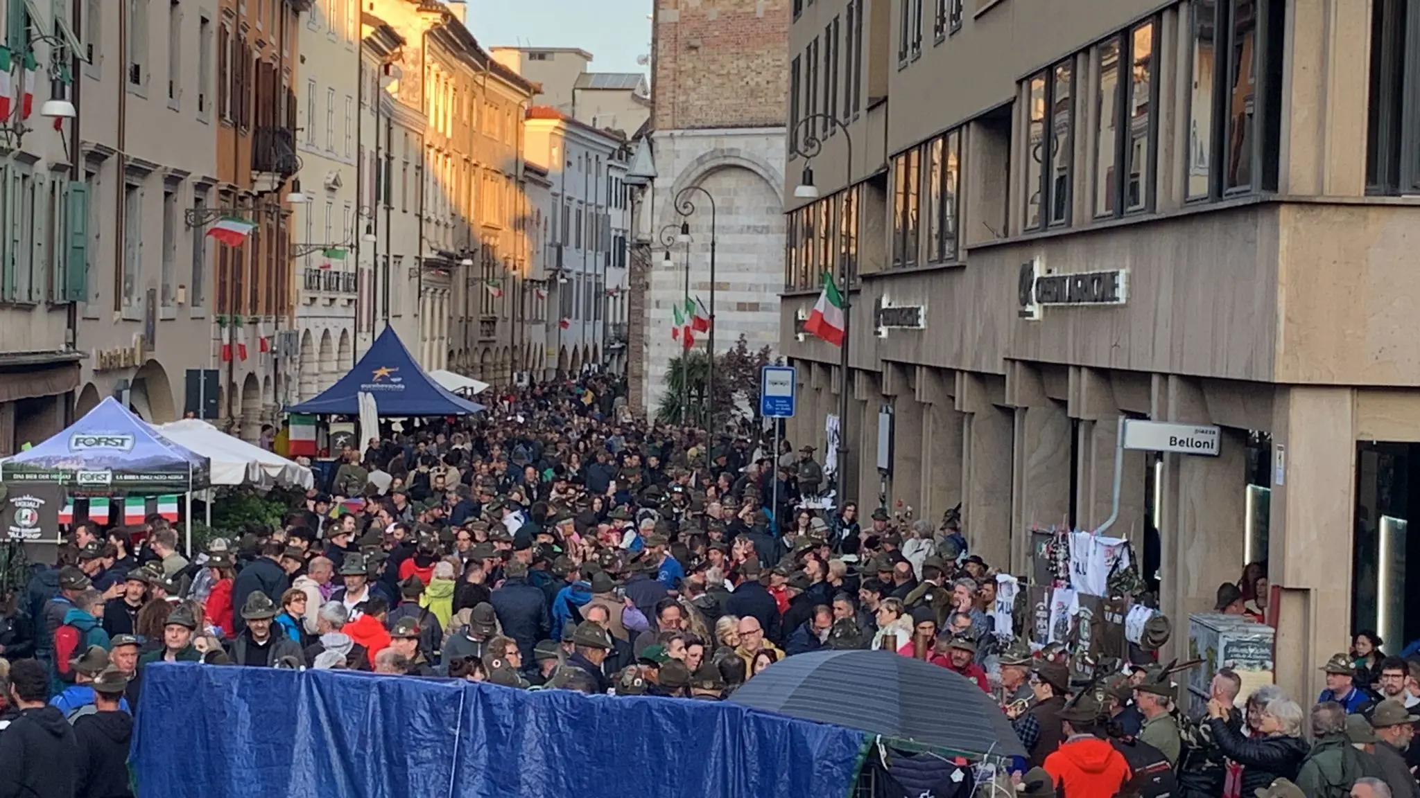 La pioggia non ha scoraggiato le migliaia e migliaia di persone arrivate a Udine per partecipare alla 94esima Adunata nazionale degli alpini che si tiene in città fino a domenica 14 maggio. Ecco le vie del centro invase da penne nere e cittadini