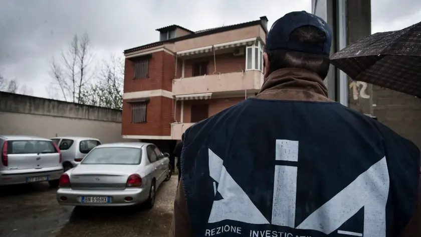 20100305 CESA (CASERTA) -CLJ- CAMORRA:OPERAZIONE DIA,CONFISCATI 12MLN A AFFILIATO CASALESI ..SEQUESTRATI ANCHE BENI PER 500 MILA EURO A VIGILE URBANO. Beni per 12 milioni e mezzo di euro sono stati confiscati a due persone nel Casertano, nell'ambito dell'attività delle forze dell'ordine per l'aggressione ai patrimoni mafiosi. Il personale della Direzione investigativa antimafia di Napoli ha infatti completato l'esecuzione del decreto di confisca e di sequestro di beni, entrambi emessi dalla sezione misure di prevenzione del Tribunale di Santa Maria Capua Vetere (Caserta) a seguito della proposta della misura di prevenzione personale e patrimoniale avanzata dal direttore della Dia, il generale dei carabinieri Antonio Girone. Nella foto la villa bunker a Cesa, in provincia di Caserta sequestrata al boss Amedeo Mazzara ANSA/CESARE ABBATE/ DC